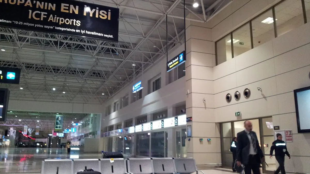 Antalya Havalimanı terminal içi geliş katı