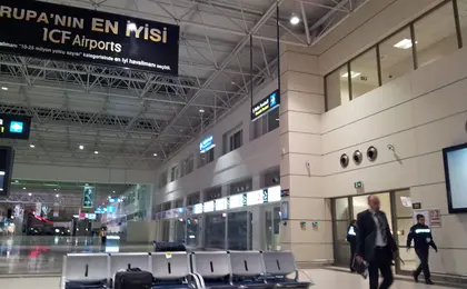 Antalya Havalimanı terminal içi geliş katı