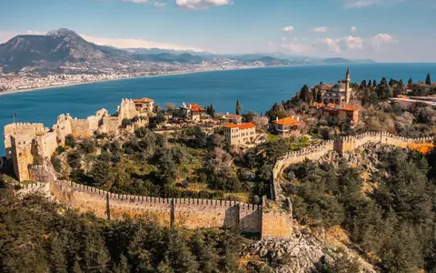 Alanya Kalesi ve kıyı şeridinin kuş bakışı görünümü