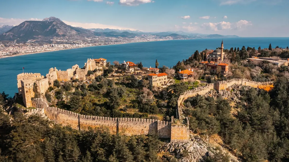 Alanya Kalesi ve kıyı şeridinin kuş bakışı görünümü