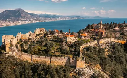 Alanya Kalesi ve kıyı şeridinin kuş bakışı görünümü