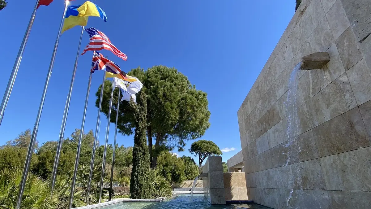 Belek bölgesinde bir golf resort girişi, bayraklar ve şelale