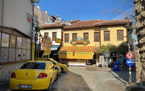 Antalya Kaleiçi'nde tarihi Osmanlı evleri ve dar taş sokak