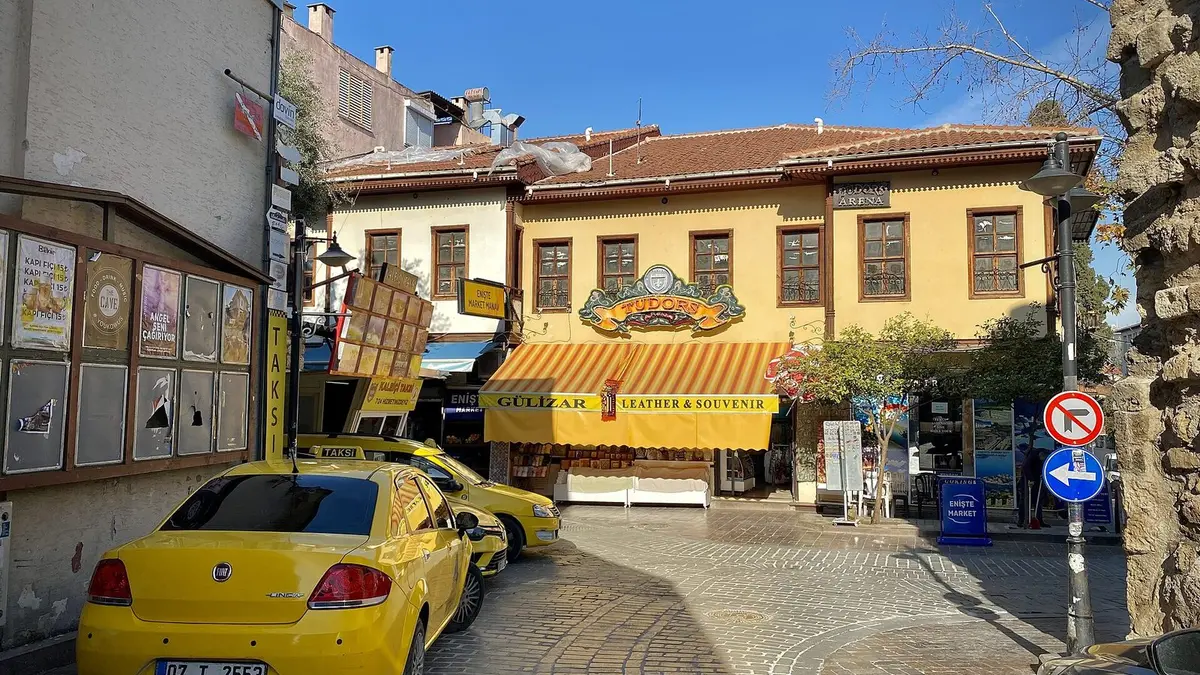 Antalya Kaleiçi'nde tarihi Osmanlı evleri ve dar taş sokak