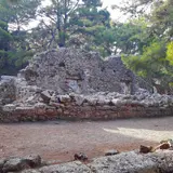 Kemer bölgesinde antik döneme ait taş kalıntılar ve çam ormanı