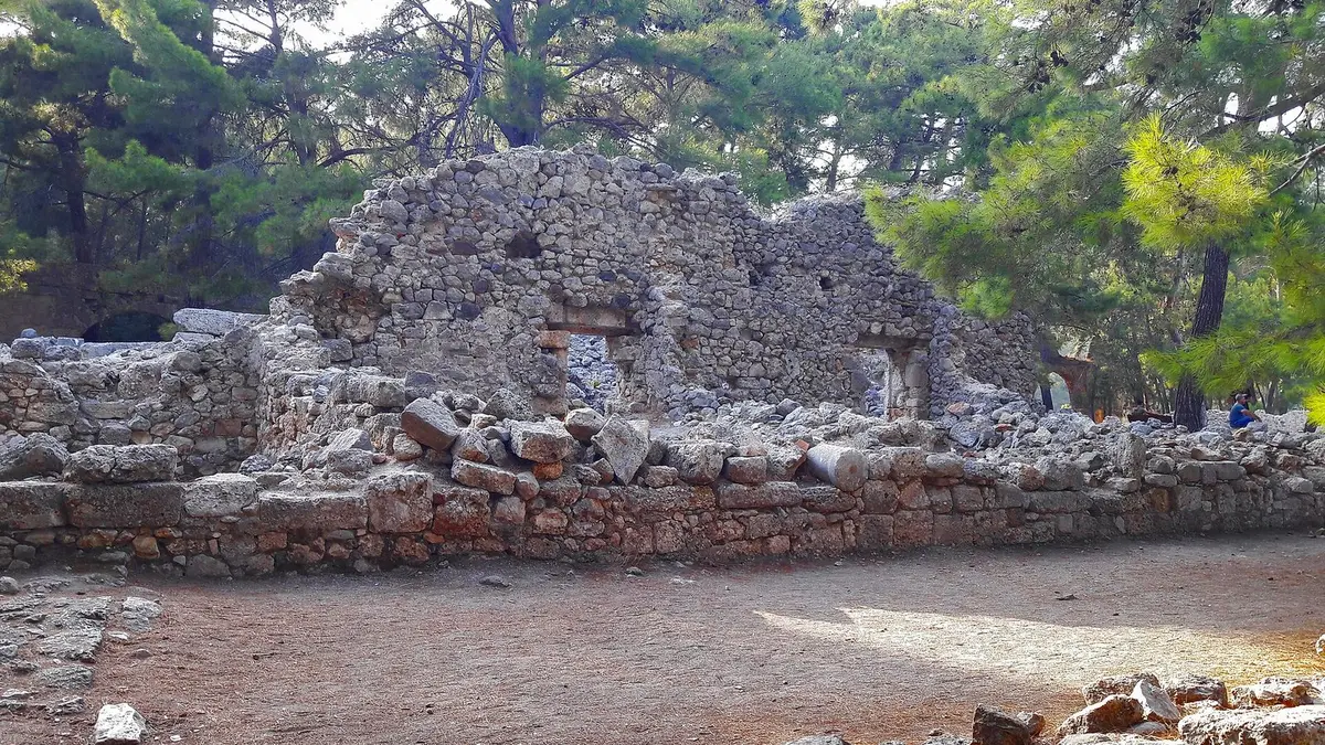 Kemer bölgesinde antik döneme ait taş kalıntılar ve çam ormanı