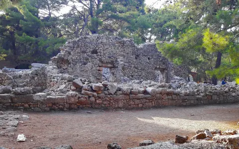 Kemer bölgesinde antik döneme ait taş kalıntılar ve çam ormanı