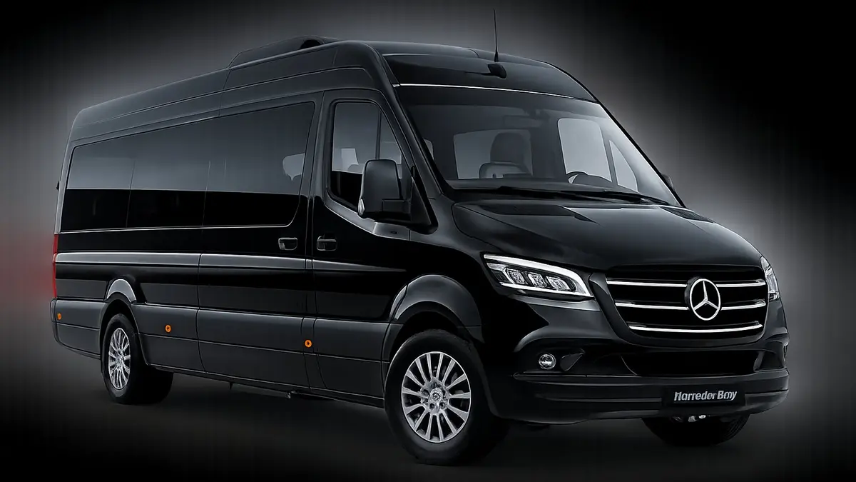 Flora Travel filosundan bir Mercedes Sprinter shuttle aracı