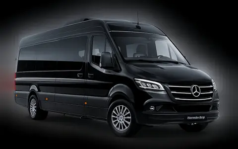 Flora Travel filosundan bir Mercedes Sprinter shuttle aracı