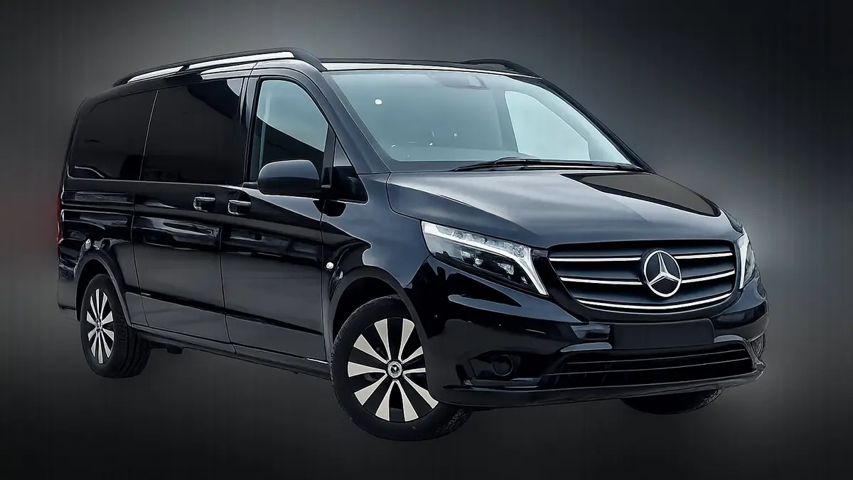 Antalya sahil yolunda VIP transfer aracı Mercedes Vito