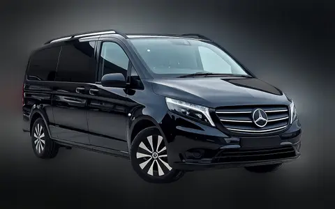 Antalya sahil yolunda VIP transfer aracı Mercedes Vito