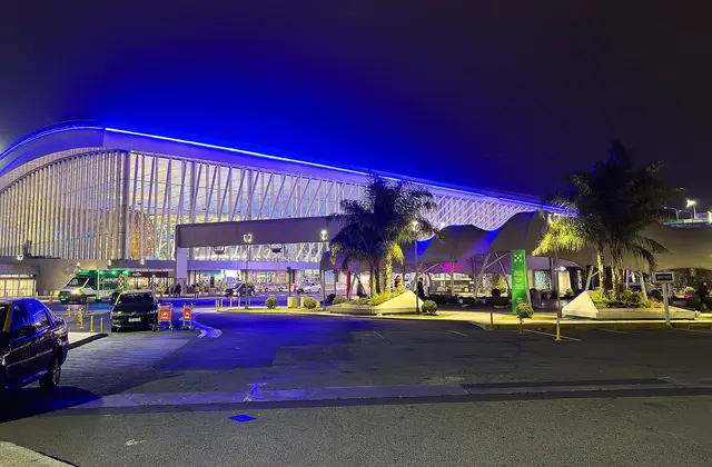 Geceleyin aydınlatılmış bir havalimanı terminal dış cephesi (temsili görsel)