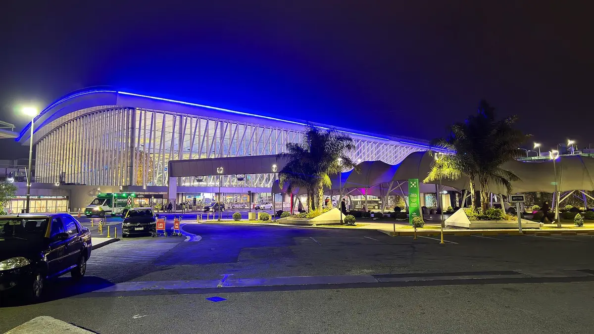Geceleyin aydınlatılmış bir havalimanı terminal dış cephesi (temsili görsel)