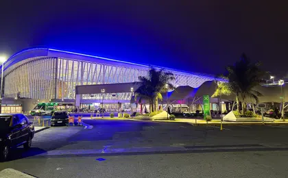 Geceleyin aydınlatılmış bir havalimanı terminal dış cephesi (temsili görsel)