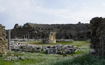 Side Antik Kenti'nde Roma dönemi tiyatro kalıntıları