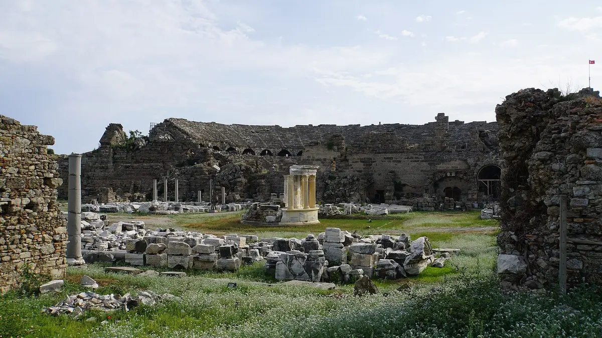 Side Antik Kenti'nde Roma dönemi tiyatro kalıntıları