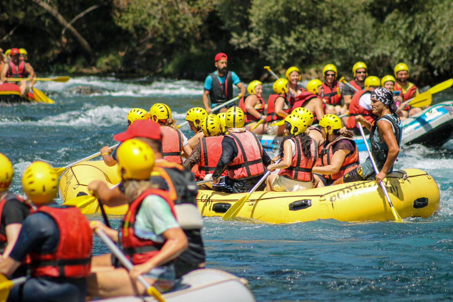 Beşkonak rafting turu için can yeleği ve kürek ekipmanları