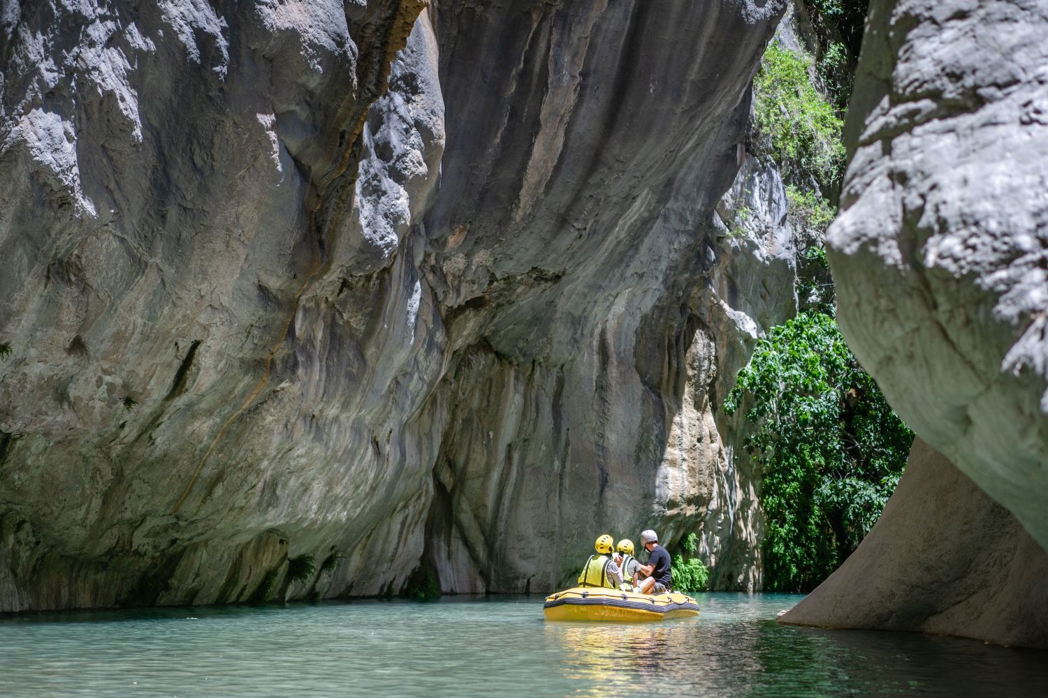 Beşkonak Köprülü Kanyon'un doğal nehir ve kanyon manzarası