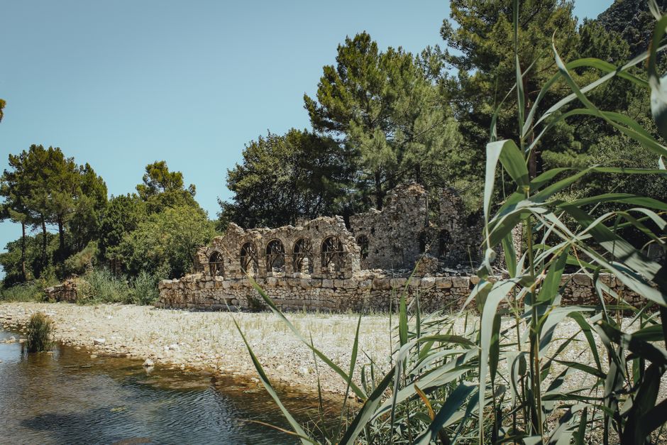 Yeşillikler içinde yükselen Olympos Antik Kenti tarihi kalıntıları