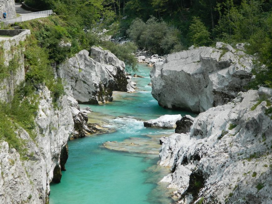 Köprülü Kanyon'un berrak turkuaz suları ve kanyon manzarası
