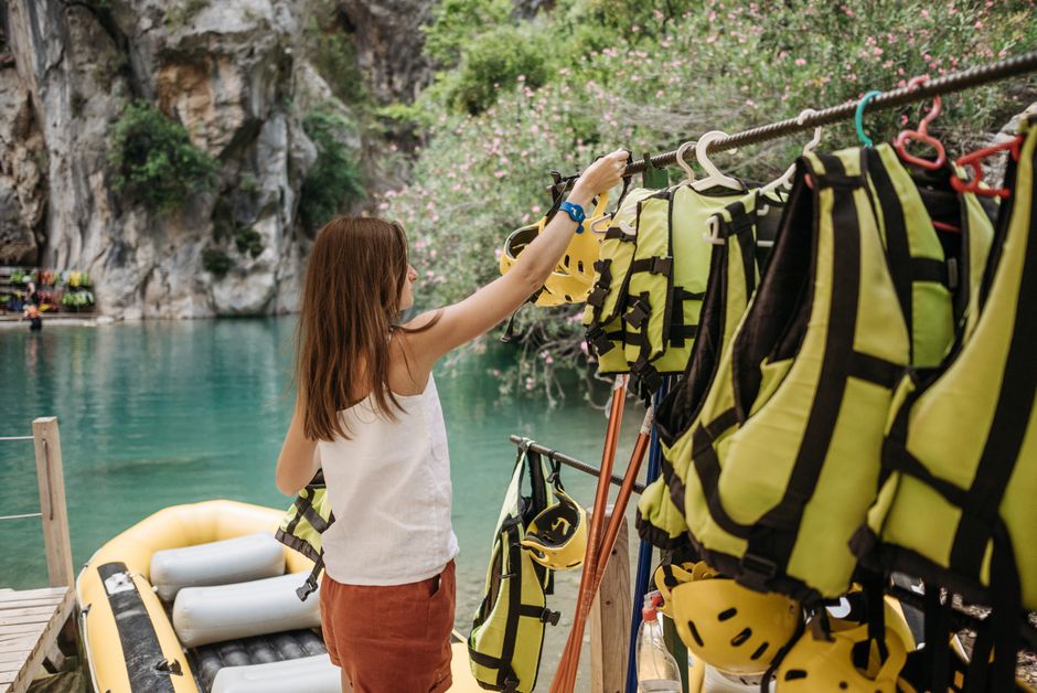 Köprülü Kanyon rafting turu için can yeleği ve kask ekipmanları
