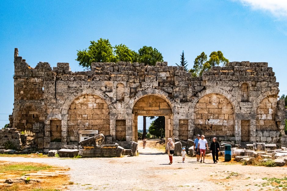 Perge Antik Kenti'nin görkemli Roma dönemi giriş kapısı ve surları.