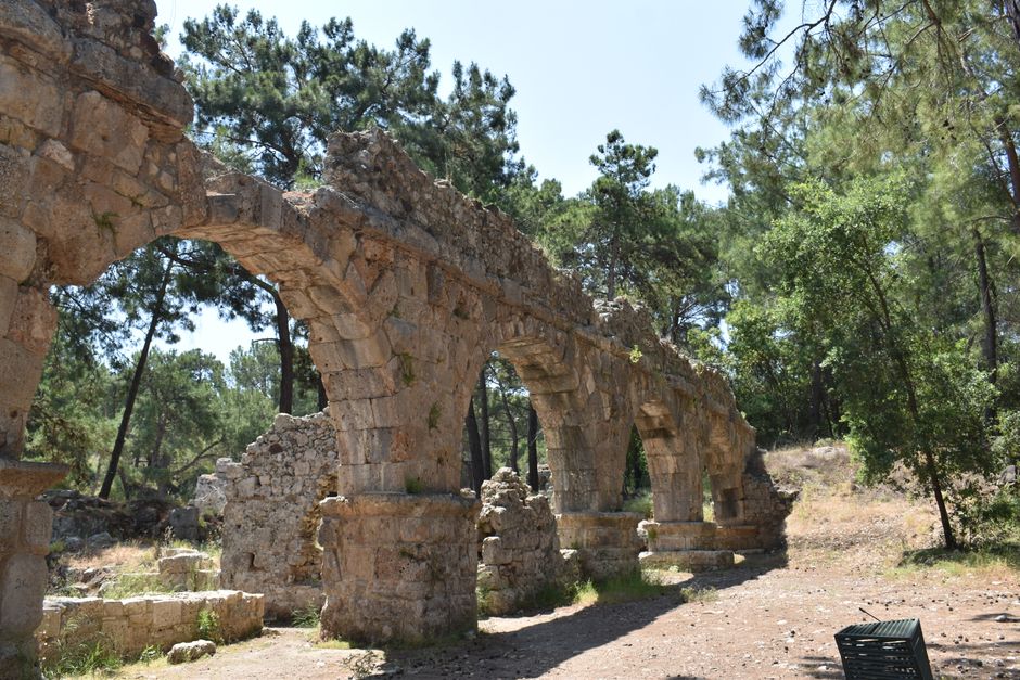 Phaselis Antik Kenti içindeki tarihi Roma su kemerleri ve çam ormanı