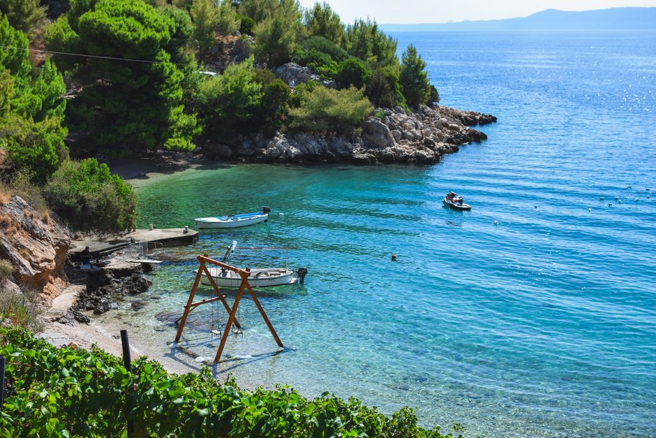 Phaselis koyunda çam ağaçlarının gölgesinde berrak turkuaz deniz ve plaj
