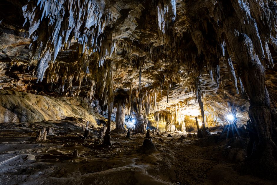 Riesige natürliche Stalaktiten und Stalagmiten in der Karain-Höhle Antalya