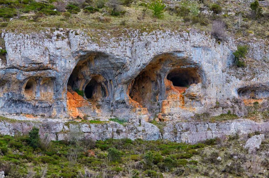 Eingangsbereich der Karain-Höhle und umgebender Bergblick