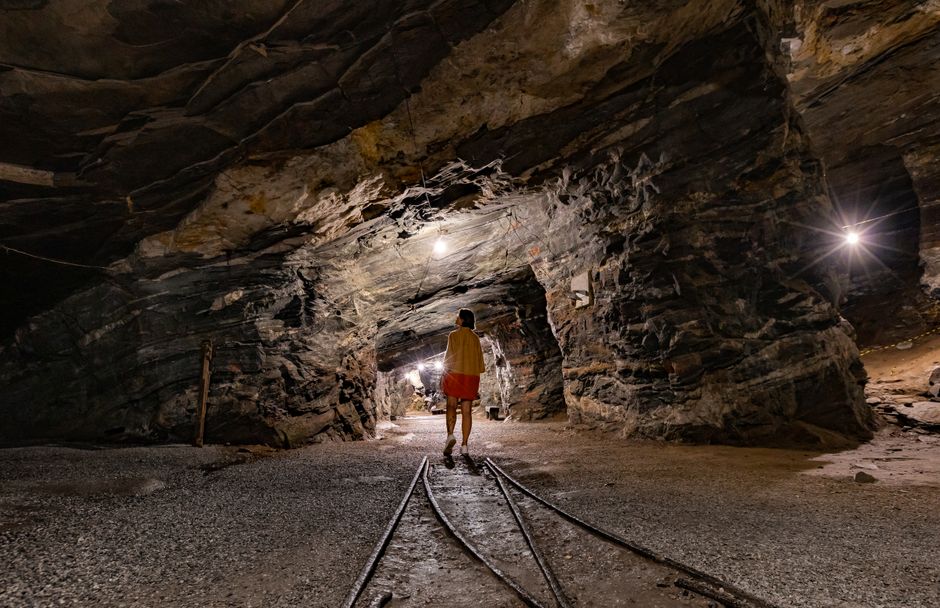 Besucher geht auf dem beleuchteten Pfad in der Höhle