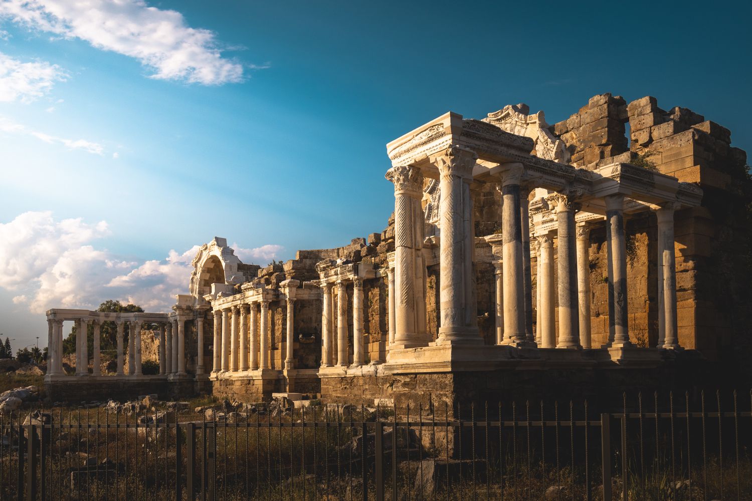 Aspendos antik kalıntılarında sütun detayları