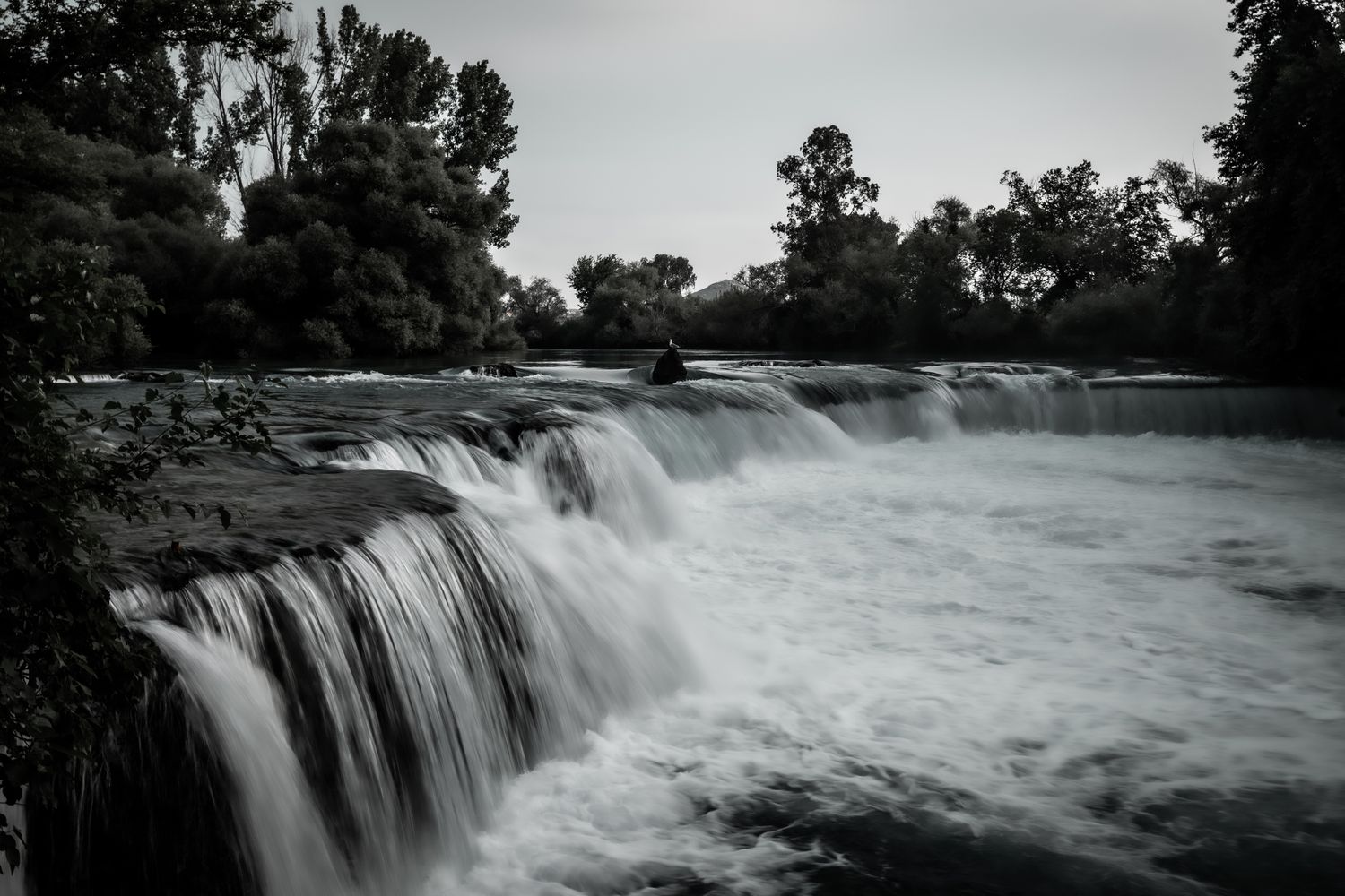 Manavgat Şelalesi çevresindeki doğal nehir manzarası