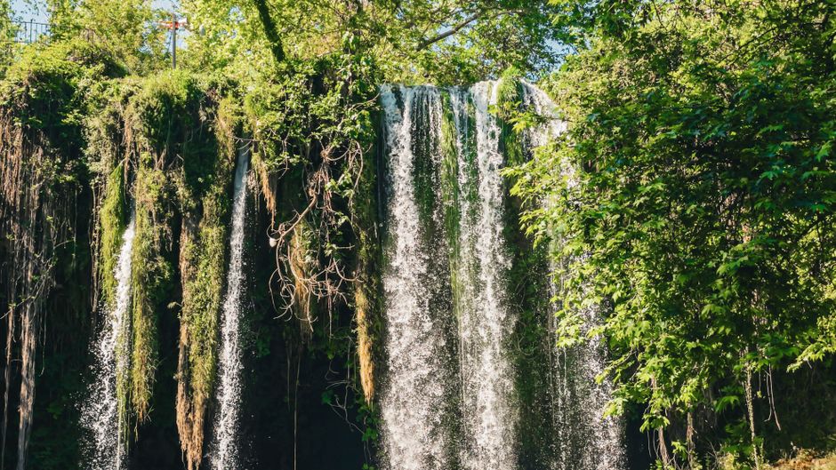 Yukarı Düden Şelalesi park alanı ve yeşillikler içindeki doğal nehir yatağı